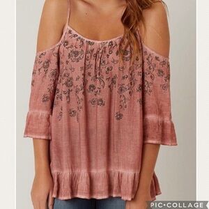 Gimmicks by BKE Bohemian floral Print Cold Shoulder Blush Pink Top – Size S